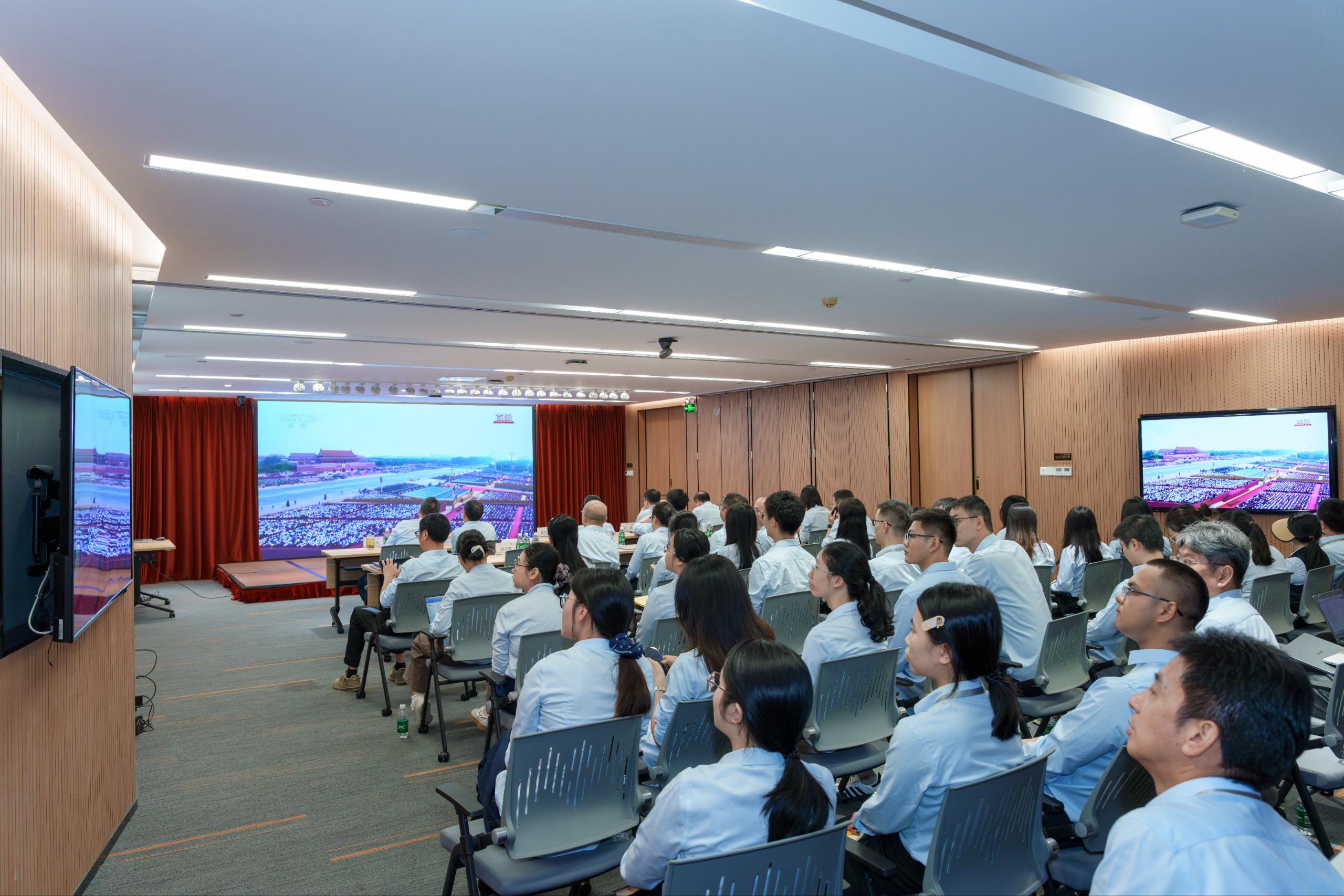 BC贷·(中国区)官方网站信息党委组织集中观看纪念中国人民抗日战争暨世界反法西斯战争胜利80周年大会直播